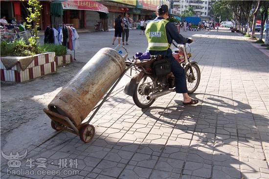 下午,在寶安公園路35區,一送煤氣的男子騎著一輛摩托車,後面拖著一個