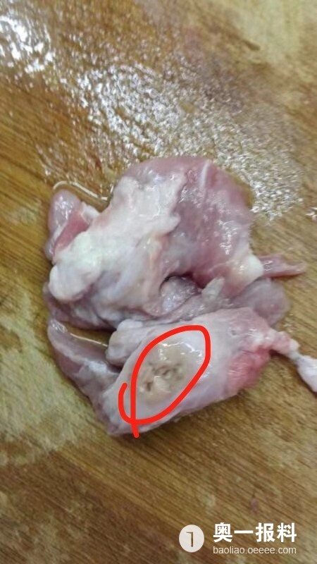 今早在深圳某大型超市买的猪肉,回家切开发现肿瘤样团块,实在不放心吃