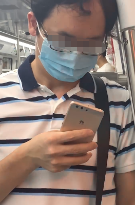 后瑞站现猥琐男拿着手机偷拍女生