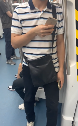 后瑞站现猥琐男拿着手机偷拍女生