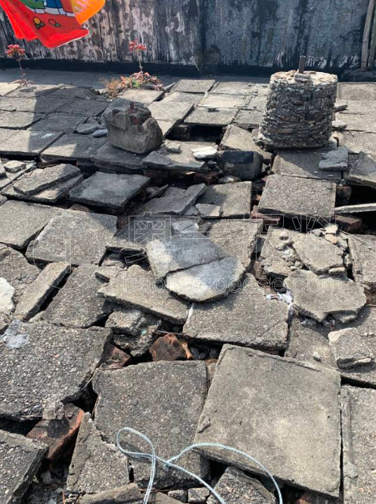 小区楼顶破烂不堪遇下雨就漏水