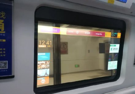 很未来,很酷炫这个太牛了 满满的高科技感觉深圳地铁车辆窗户玻璃是