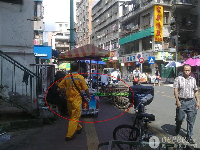 布吉蓮花路人行道上天天無法通過並無人管