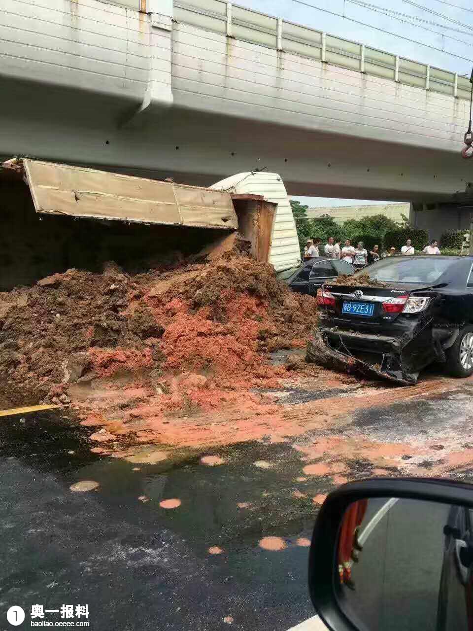 组图深圳宝安大道泥头车侧翻压两车幸无人员伤亡