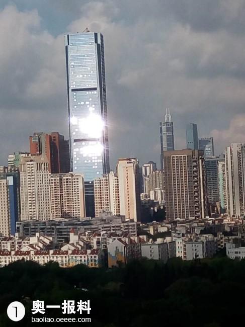 罗湖高楼光污染闪眼居民白天不敢开窗