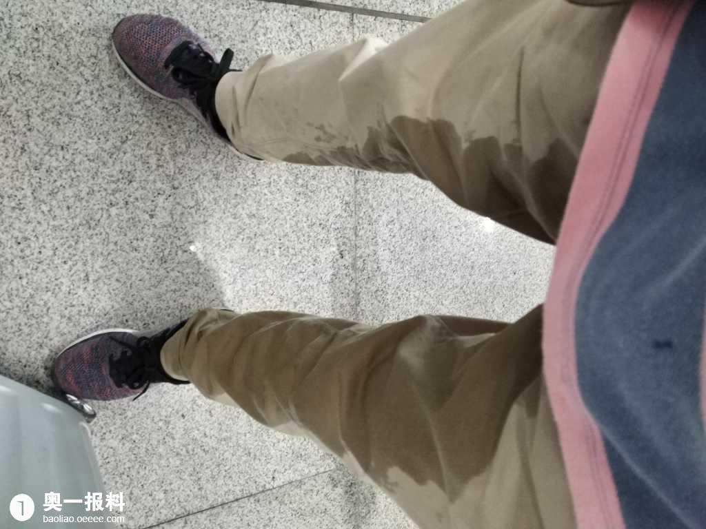 地铁站厕所处处维修彻底崩溃尿裤子