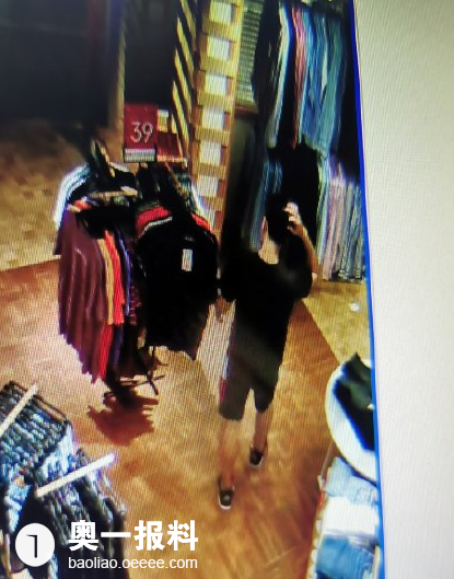 注意啦深业上城现男子偷拍女生试衣间