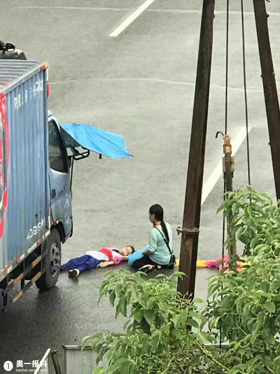 家長車載孩子上學路上被撞,小孩身亡