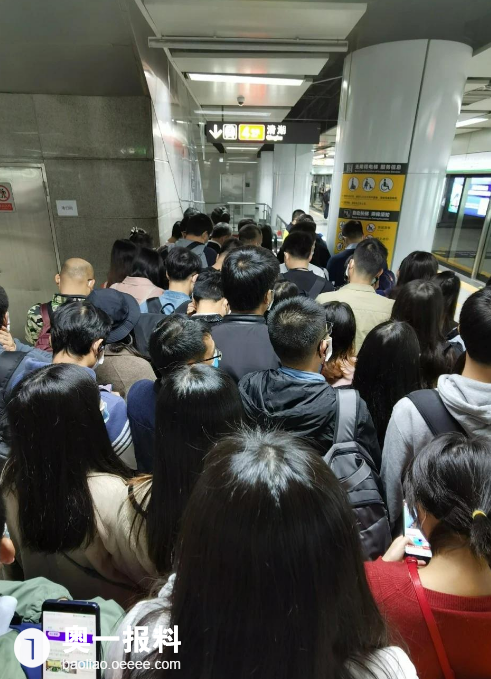 地铁站台人流得到控制电梯口摩肩擦踵