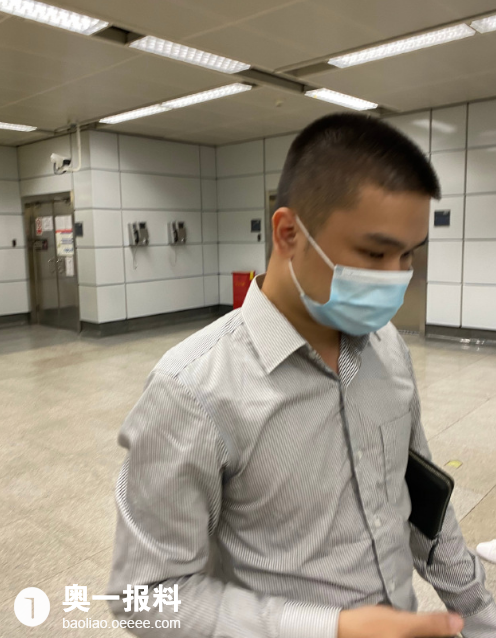 地铁又现猥琐男偷拍女子胸部不承认