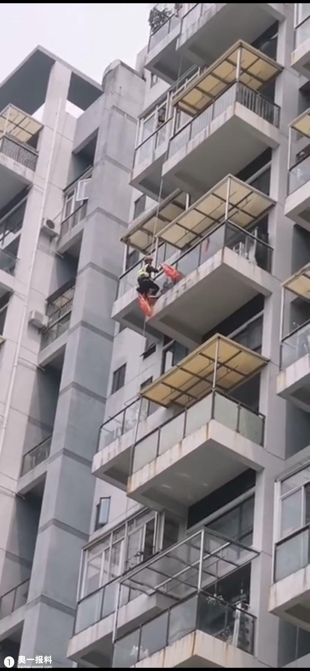工人高空粗暴作业致高空坠物砸坏汽车险些伤人
