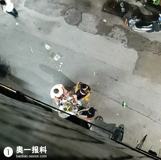 楼下烧烤店太吵了楼上住户好想往下泼水