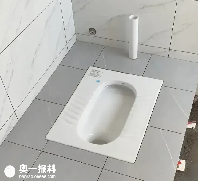 蹲厕位置被装修师傅装错了,还得自己掏钱改造_报料