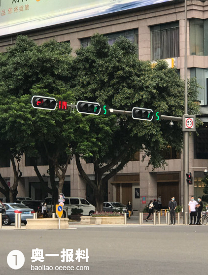 深圳走路两大困扰电动车乱开红绿灯时间长