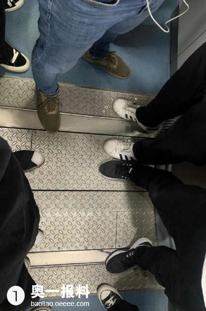 我们车厢直接摔了十几个人 坐这么久地铁第一次遇到 早高峰多米诺骨牌