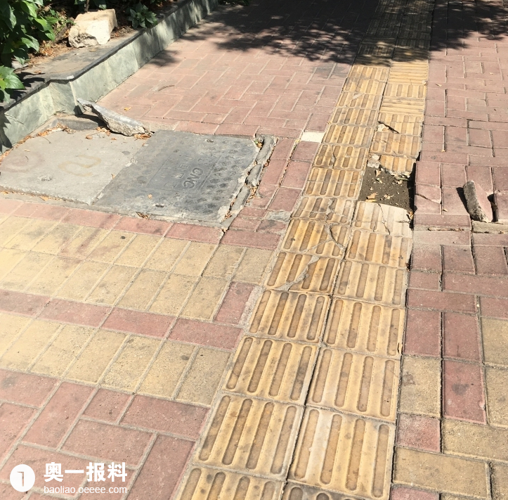 翻身路人行道人行道破旧破损严重