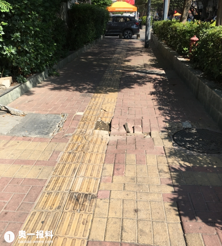 翻身路人行道人行道破旧破损严重