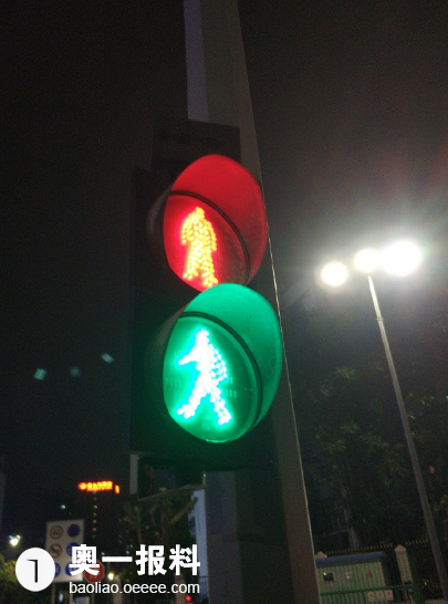 警察蜀黍罗芳新秀路口红绿灯故障了