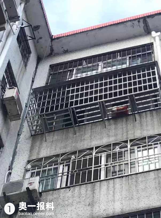 宝安新村有人加建铁皮阳台请处理