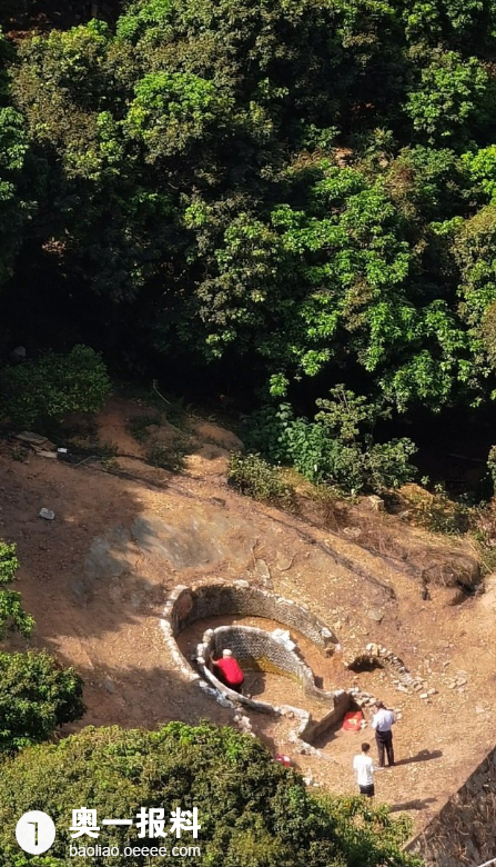 京基御景峯小区后面有人砌坟要求整改无果