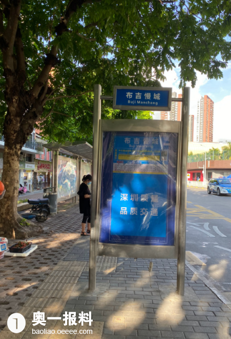 布吉慢城公交站牌设在人行道中央真奇葩