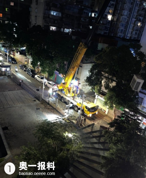 凌晨1点有人在大型吊车作业