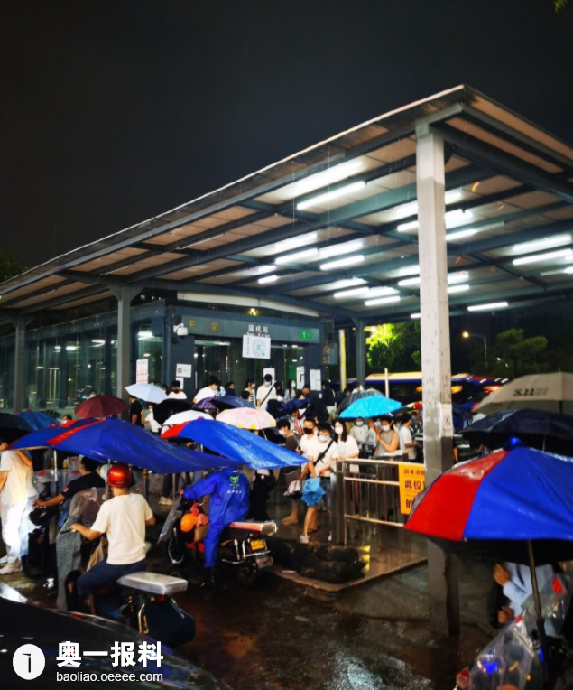 深圳地铁一号线固戍地铁站高峰时段经常排几百米的长队,电动车在此