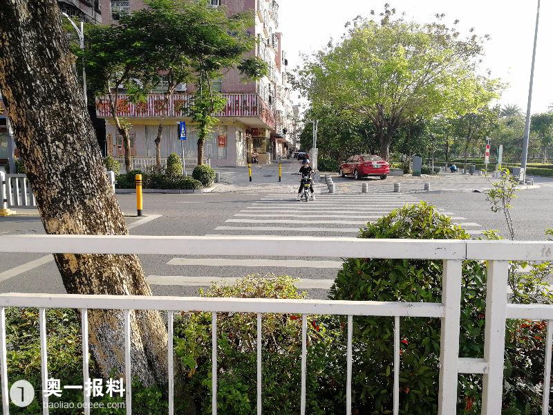 深圳市龙岗区坪地街道人民南路与红领巾路交汇处人行道设计不合理