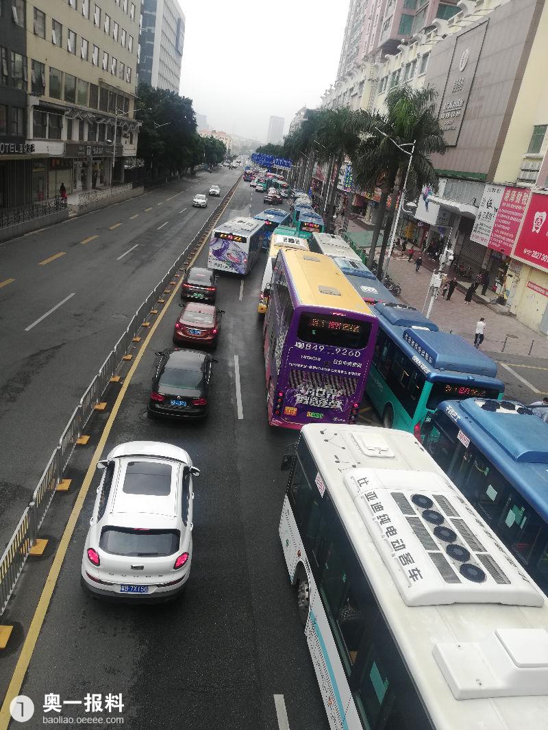 布吉街开工就堵车了