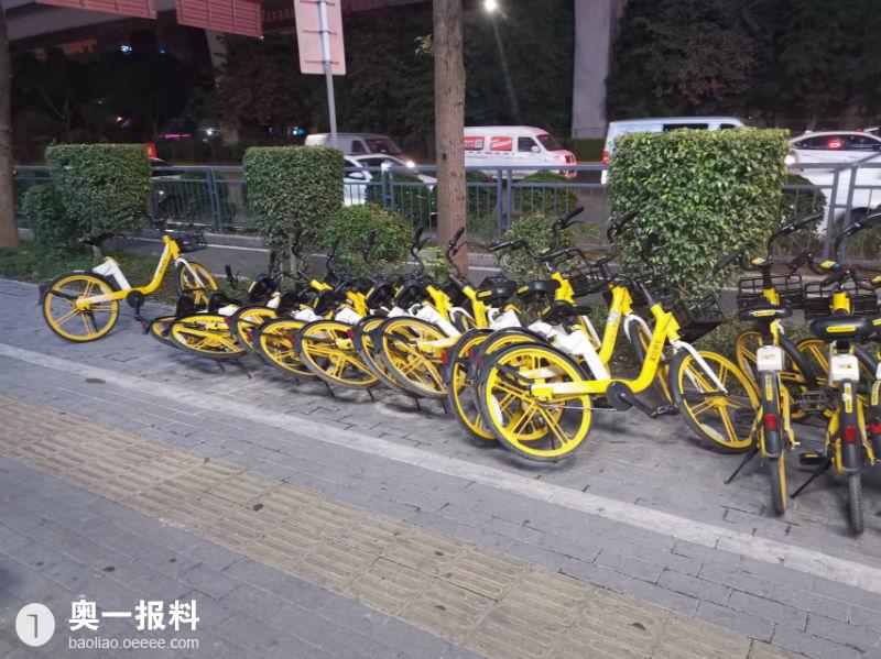 龙岗双龙新大明家居门口一堆黄色共享单车乱停放